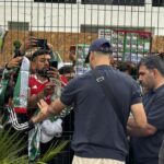 Mehdi Taremi fue el jugador que más tiempo le dedicó a firmar y fotografiarse con los aficionados // Foto Ernesto Eslava