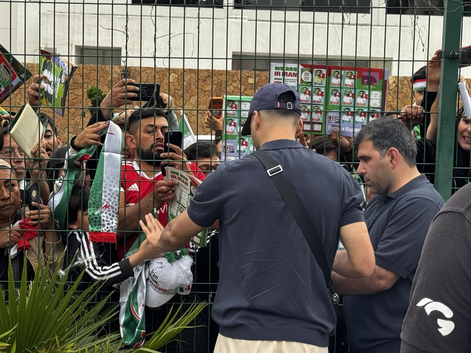 Mehdi Taremi fue el jugador que más tiempo le dedicó a firmar y fotografiarse con los aficionados // Foto Ernesto Eslava