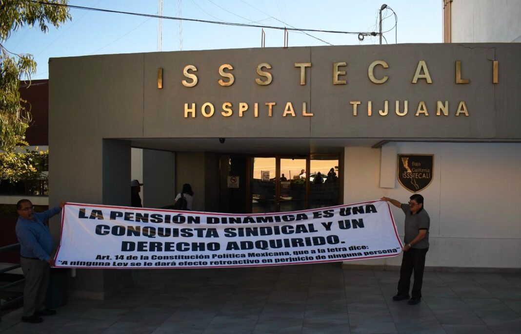 Colocan manta en protesta en Issstecali Foto Ruben Vazquez