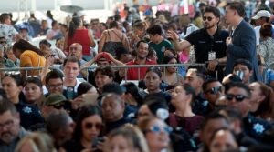 Division entre los invitados al segundo informe de Burgueno