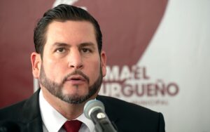 Ismael Burgueno en atencion a medios Foto Rene Blanco