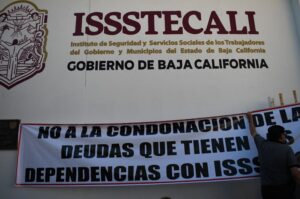 Protesta en Issstecali Foto Ruben Vazquez