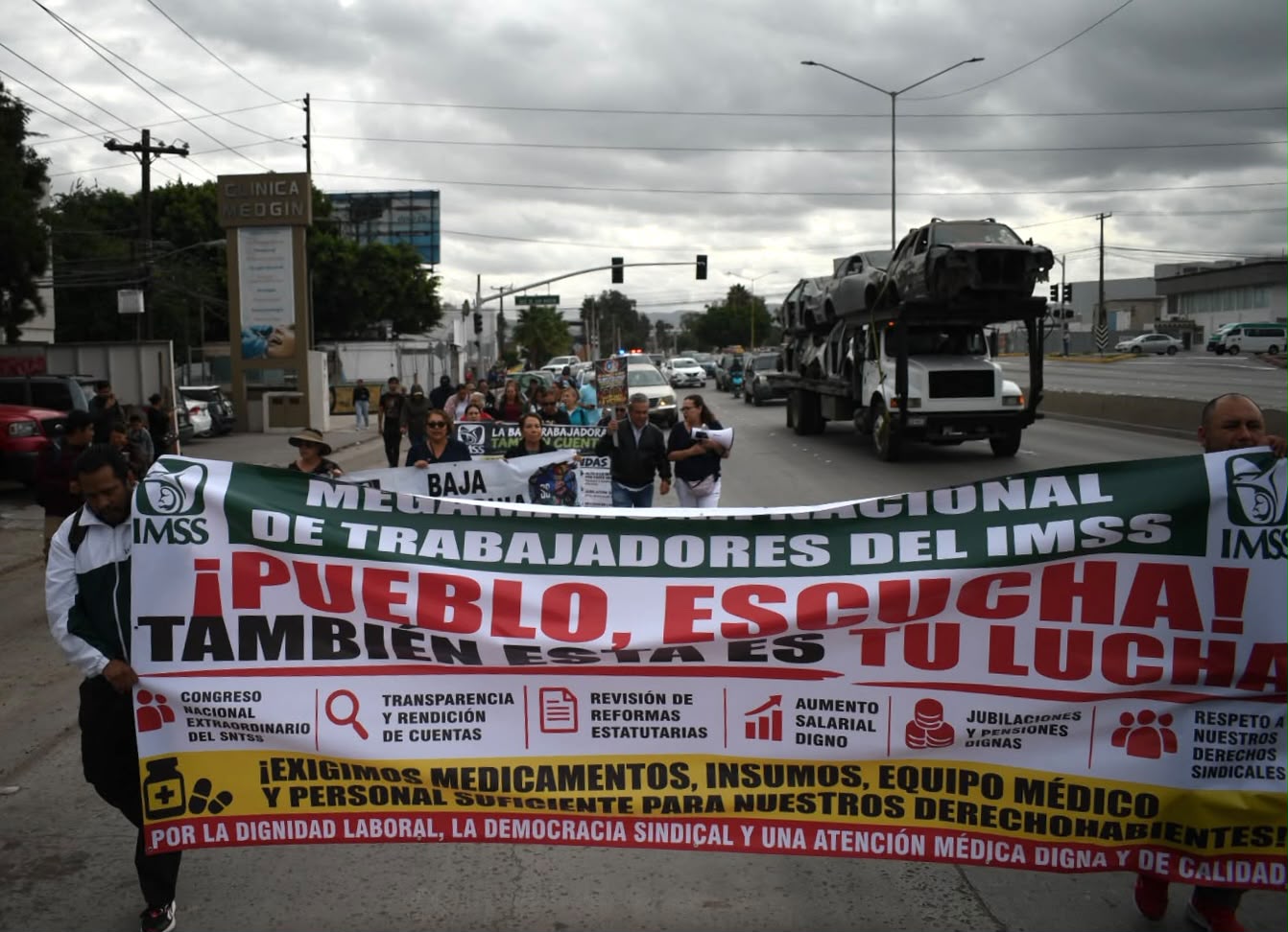 Trabajadores del IMSS marchan en Tijuana